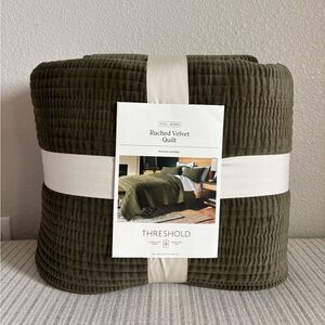 NWT Full/Queen Ruched Velvet Quilt Green - Threshold